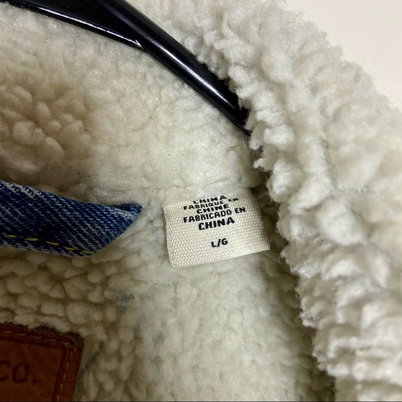 ❌SOLD❌Levi’s Sherpa Trucker Denim Jacket - Picture 5 of 8